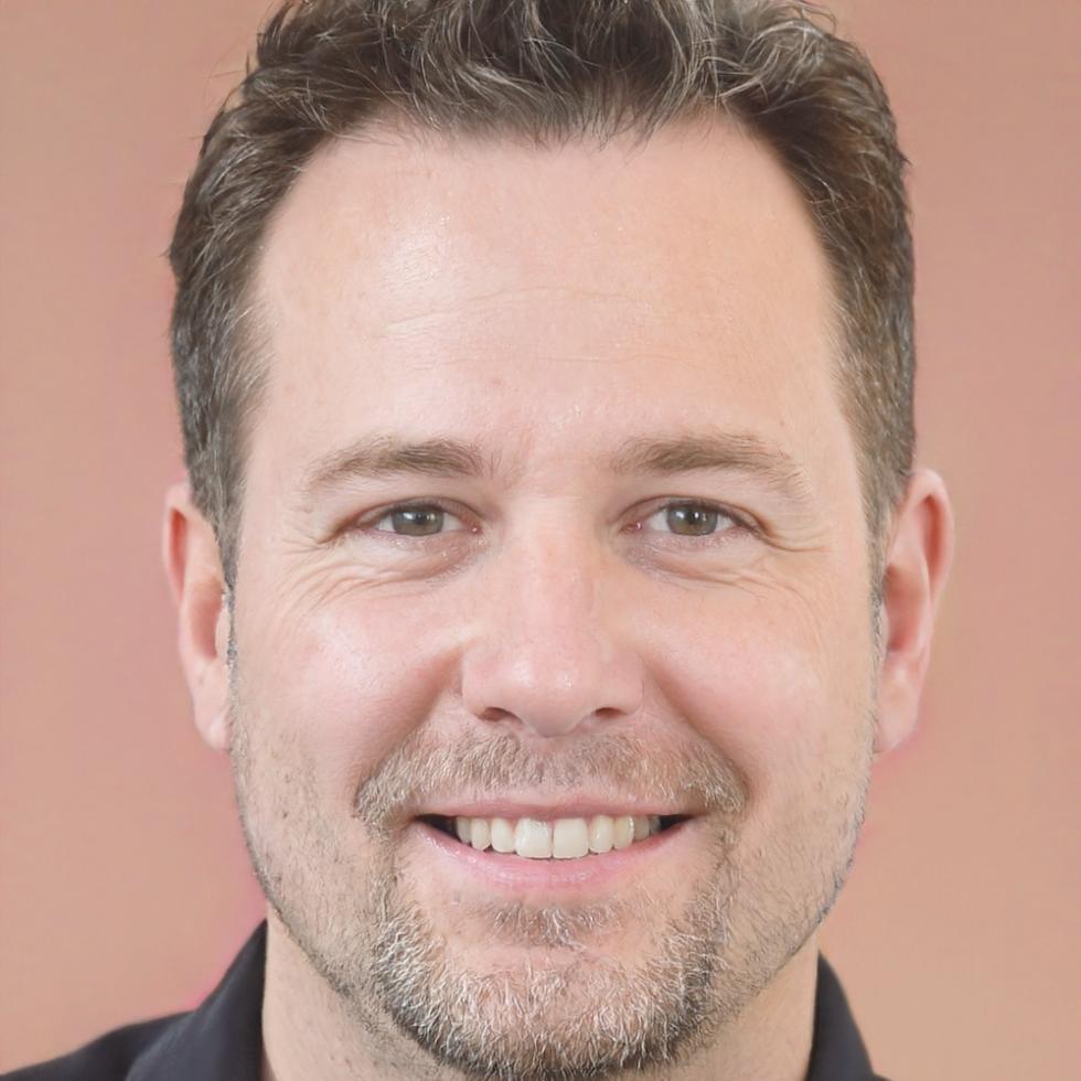 Portrait de Marc Dubois, expert en finance personnelle