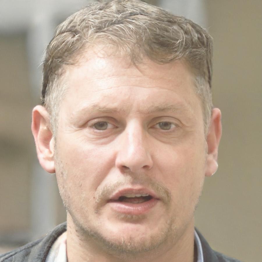 Portrait de Pierre Leroy, spécialiste en épargne